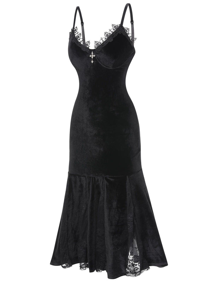 This Black 1930s Spaghetti Strap Cross Lace Dress wraps her in 1930s elegance, one twirl at a time