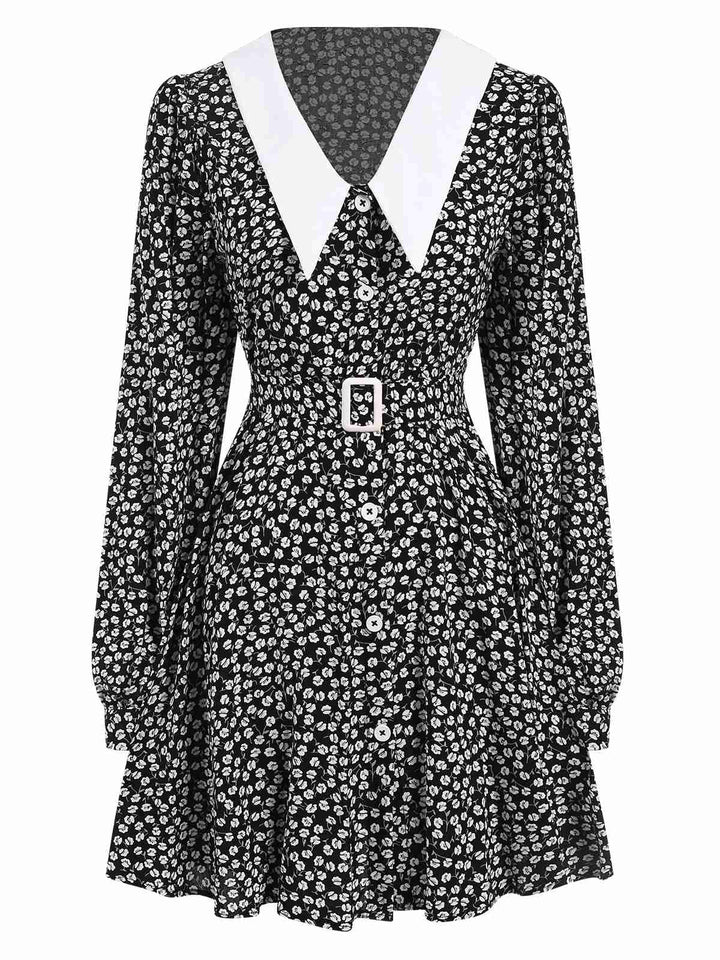 She slips into this Black 1950s Lapel Lantern Sleeves Ditsy Floral Dress and suddenly it&