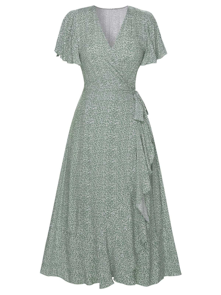 She slips into this Green 1940s Ditsy Floral Flounce Sleeve Dress and suddenly it&