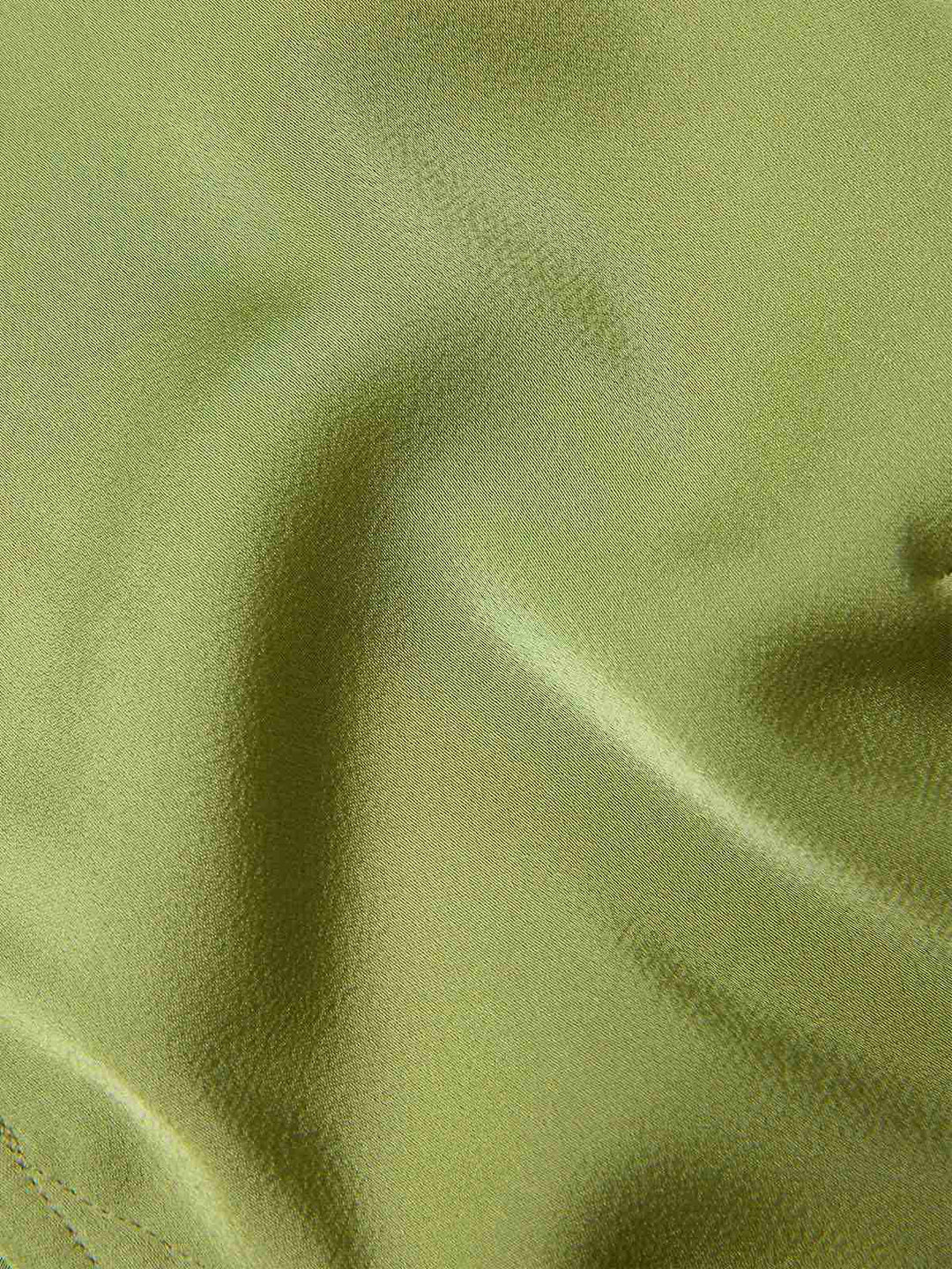She pairs this Green 1940s Satin V-Neck Buttons Shirt with confidence and 1940s charm