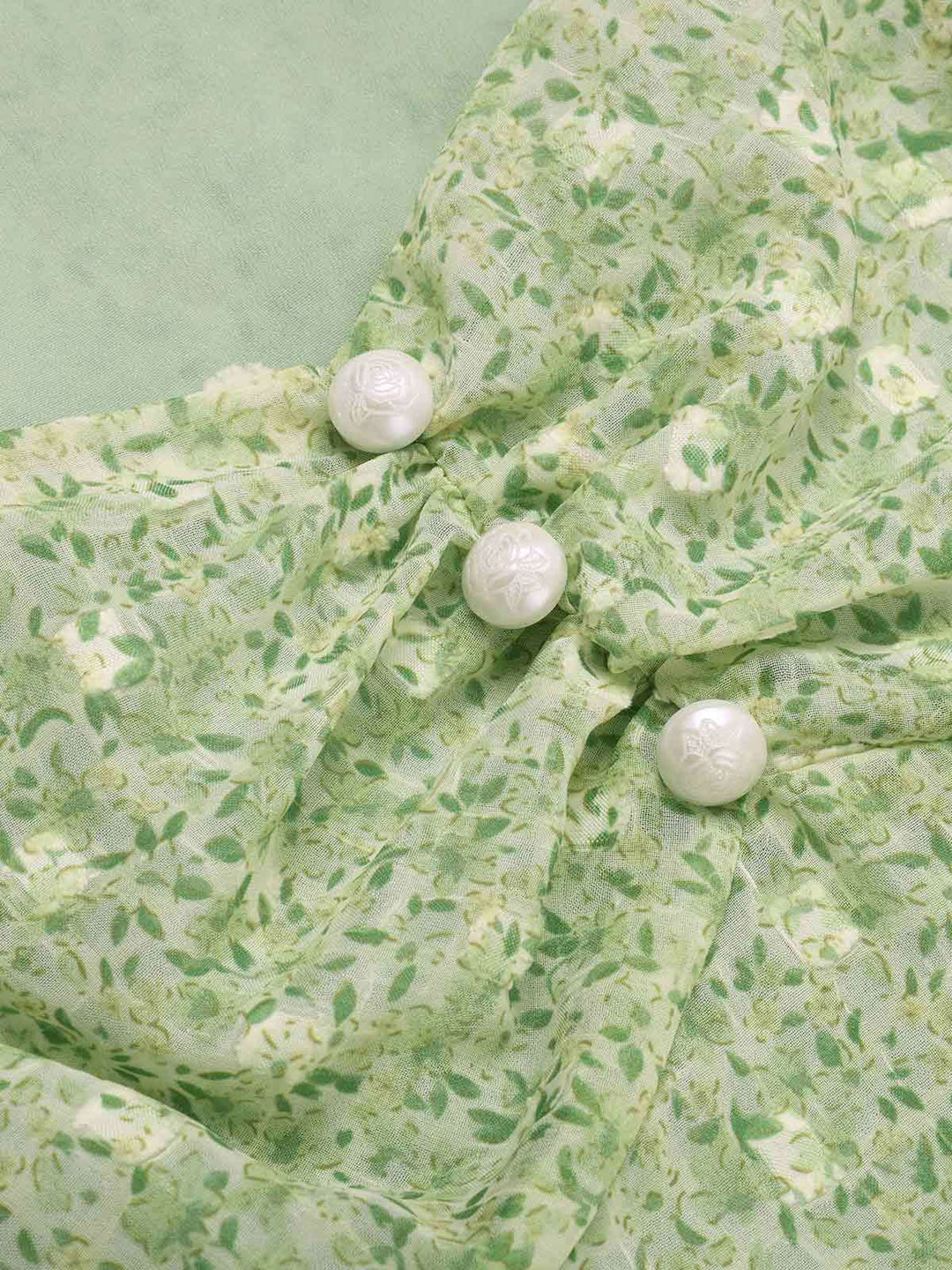 She slips into this Green 1940s Sweetheart Ditsy Floral Dress and suddenly it&