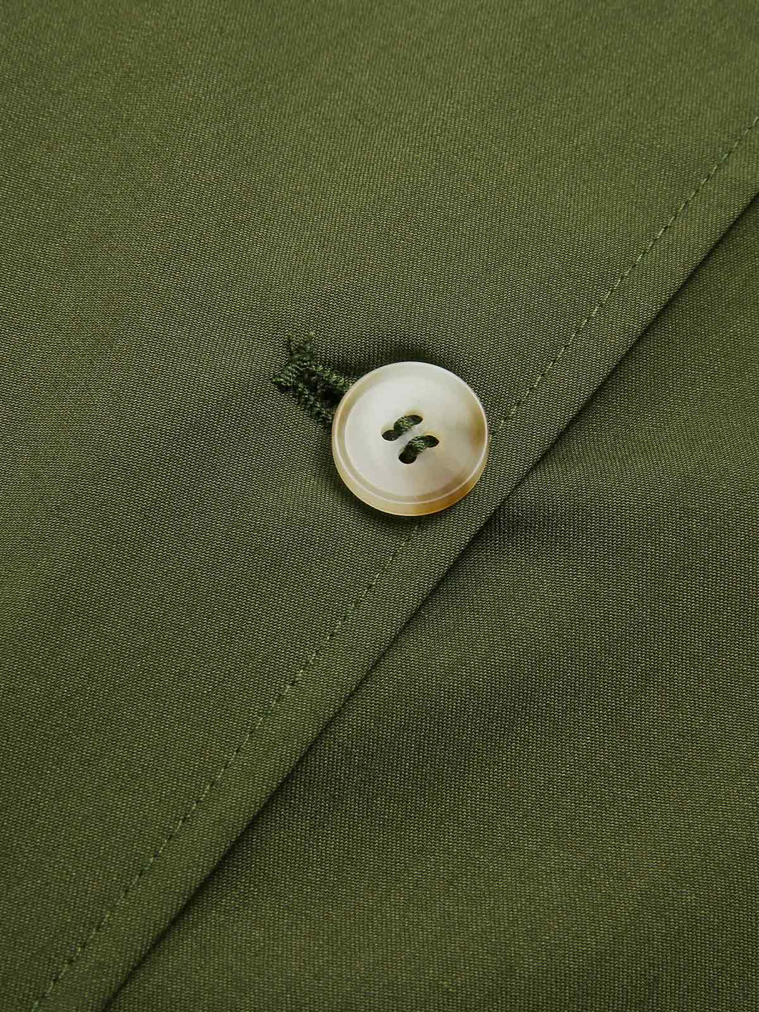 She sways in this Olive Green 1940s Button Slit Skirt and it&