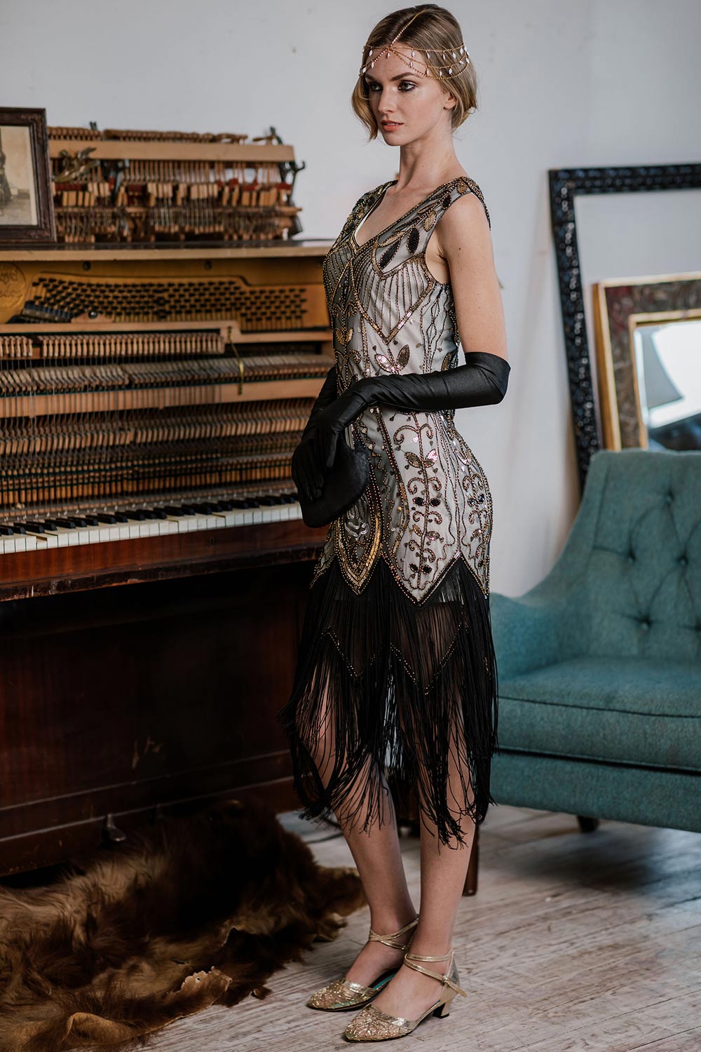 White 1920s Sequined Fringe Dress, classic 1920s style elegant retro fashion - Image 3